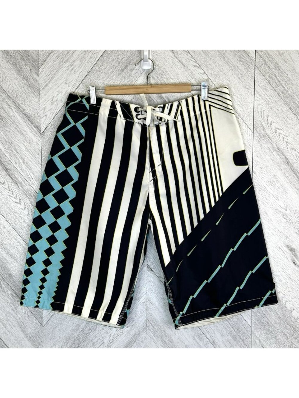 Vintage Oakley Board Shorts Mens Size 38 Surf Tech Y2K 90s Baggy Retro Geometric